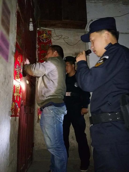 锡林郭勒粗心妈妈误将幼女锁家中 